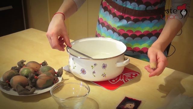 Oua rosii de Paste decorate cu frunze смотреть онлайн