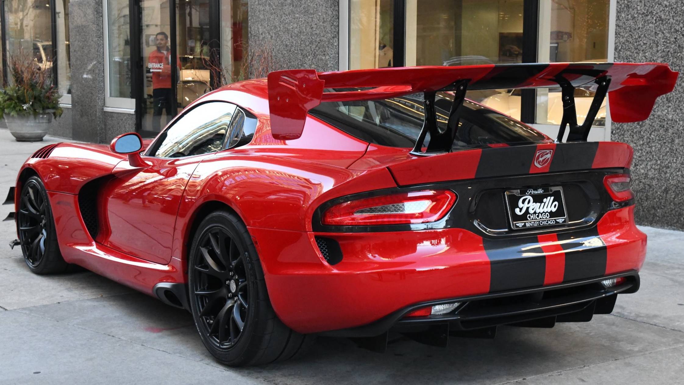 ОБЗОР: Dodge Viper ACR 2008 года, был безумно хардкорной машиной для трека. смотреть онлайн