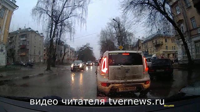 В Твери водитель объехал пробку по тротуару смотреть онлайн