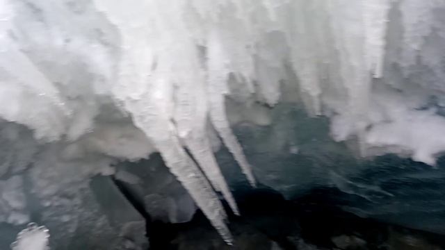 Северный склон горы Эльбрус. ПРОФЕССОРСКАЯ ТРЕЩИНА на высоте 4100 метров над уровнем моря. смотреть онлайн