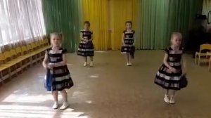 Танец  девочек "Синий платочек "