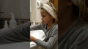 моё утро / заправляю кровать/ одеваюсь