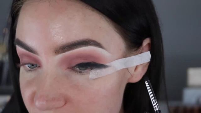 ULTIMATE WINGED EYELINER HACK!! The Faux liner Tutorial смотреть онлайн