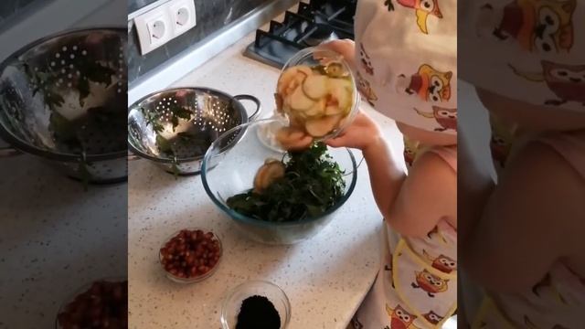 САЛАТ ИЗ РУККОЛЫ С ГРУШЕЙ, ЯБЛОКОМ И СЫРОМ СИРТАКИ| готовим дома быстро | Фелёнок-поваренок смотреть онлайн