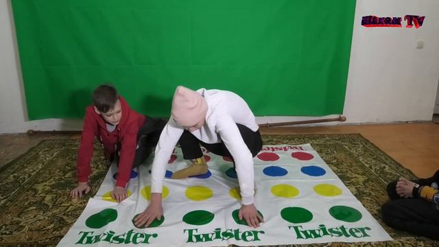 Парни играют Twister
