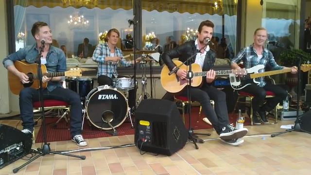 Royal Republic - Tommy Gun (Acoustic) смотреть онлайн