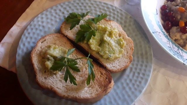 На завтрак авокадо, ягоды смотреть онлайн