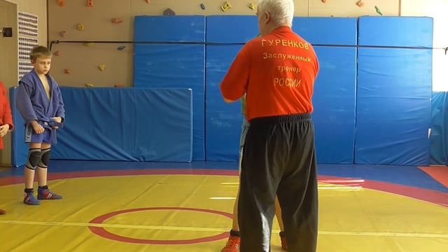 передняя подножка с захватом на запястье двумя руками смотреть онлайн