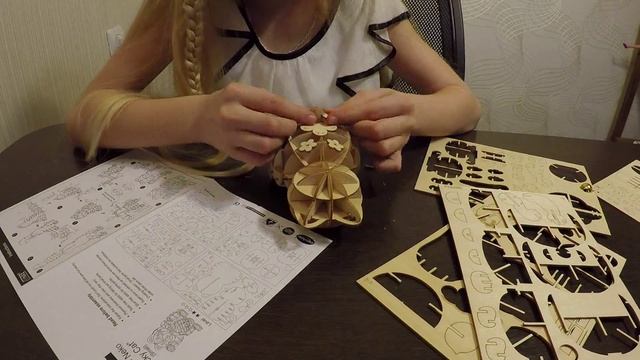Собираем 3D Puzzle Кот удачи Манэки Нэко из дерева 招き猫 смотреть онлайн