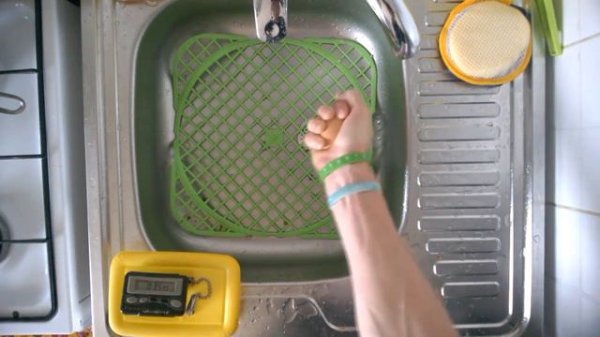 Что случится если сжать яйцо в кулаке