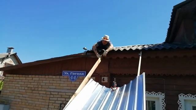 Поднятие профнастила на крышу смотреть онлайн