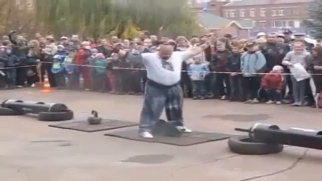 Самый сильный человек планеты! Василий Вирастюк и его команда в г.Бахмач смотреть онлайн