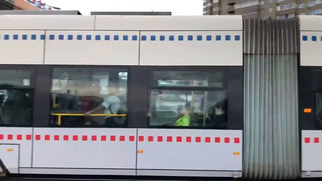 Трамвай "30" (Pesa Fokstrot) прибывает на остановку "Метро Щукинская" (23.07.2021) смотреть онлайн