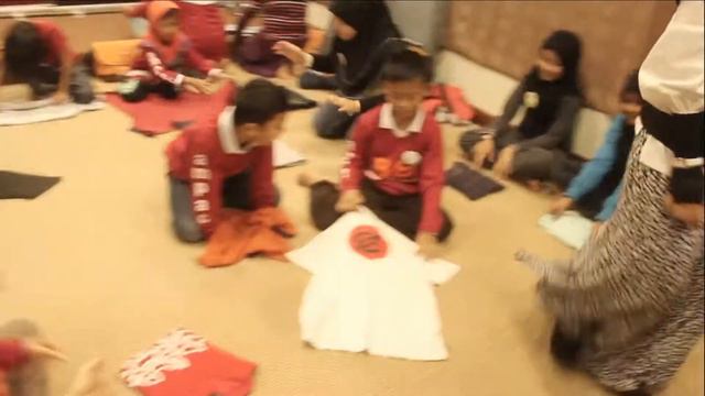 Beez 82 Kelas Minggu Pertama смотреть онлайн