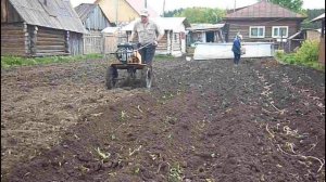 Посадка картофеля однорядным окучником.