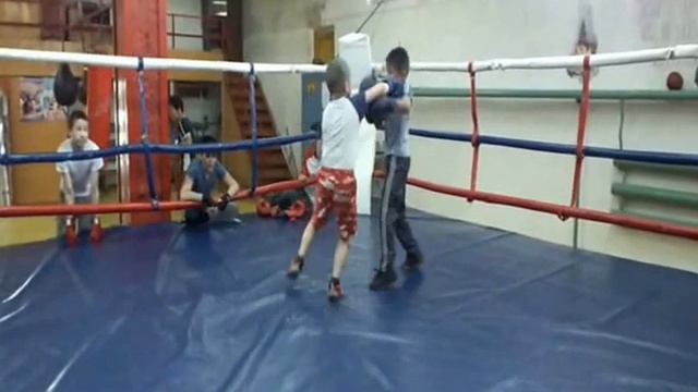 Бокс тренировка, дети, спаринг бой 6 лет vs 9 лет. ДЮСШ. смотреть онлайн