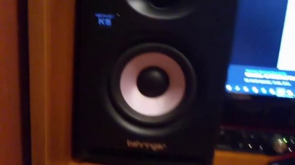 Behringer NEKKST K5 Test Monitor