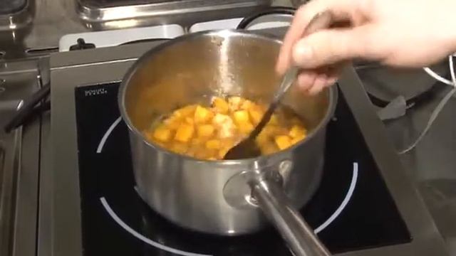 «В ритме жизни» - Рецепт приготовления тыквенного супа с куриным филе и беконом смотреть онлайн