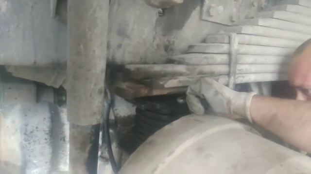 РАБОТА НА МИКСЕРЕ "VOLVO" Меняем подушки рессоры смотреть онлайн