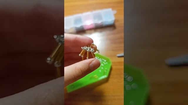 сплела паука из бисера ??✌️ смотреть онлайн