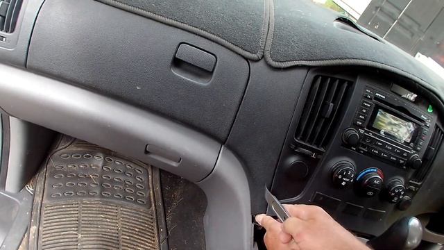 Hyundai ILoad TQ (Gen 2) 2007+ Radio Removal