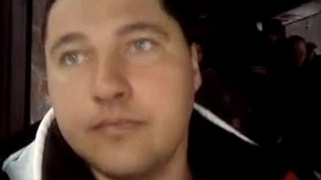 Держит телефон другой строной смотреть онлайн