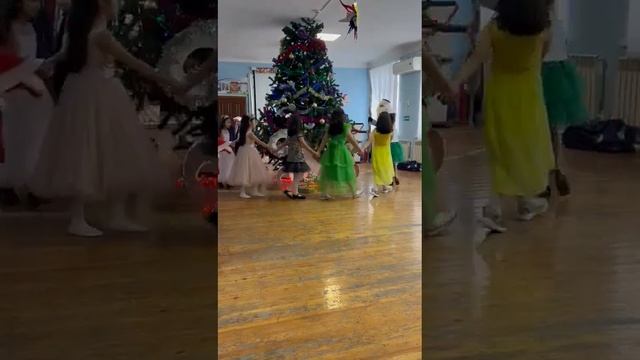 Новогодний хоровод смотреть онлайн