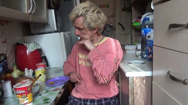 обжор мугпанг борщ доширак суп пюре нагется два вида чай и булочка сдобная