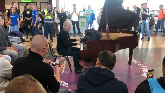 Rock 'n' Roll piano legend, Stan Urban entertains travellers at Edinburgh Airport. смотреть онлайн