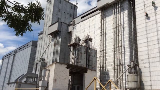 Процесс очистки поверхности от старой краски. Хмельницкий элеватор в г. Хмельник смотреть онлайн