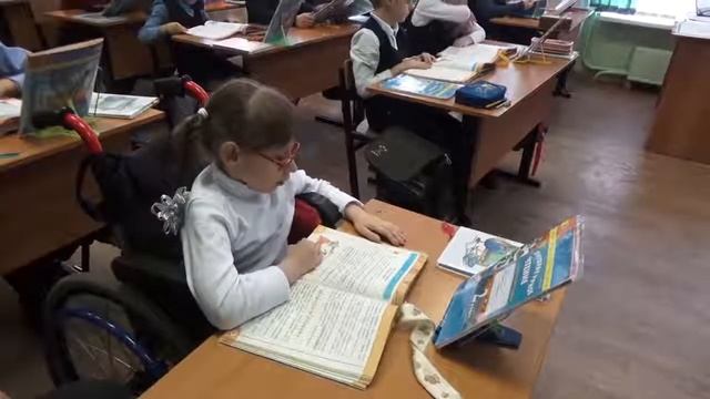 После вмешательства "МОЁ!" девочка инвалид пошла в школу смотреть онлайн