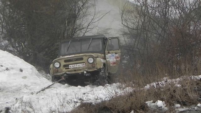 Nissan Safari вытаскивает Уаз смотреть онлайн