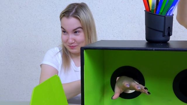 УГАДАЙ ЧТО В КОРОБКЕ И НАРИСУЙ ЧЕЛЛЕНДЖ! смотреть онлайн