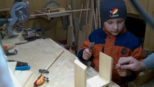 Изготавливаем кормушку для птиц