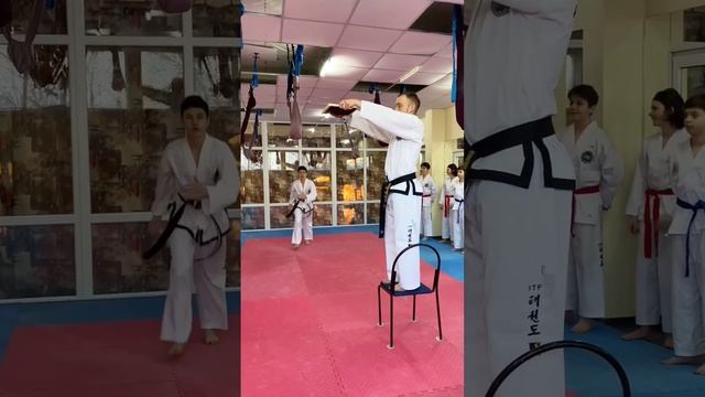 Разбивание доски в прыжке ногой Таеквондо смотреть онлайн