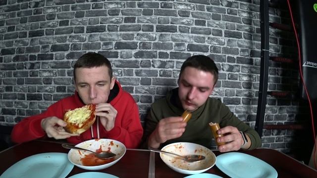 Пицца, копченые сосиски, борщ кто быстрее съест? Кто первый съест много еды. Кишкоблуд. Хочу пожрат смотреть онлайн