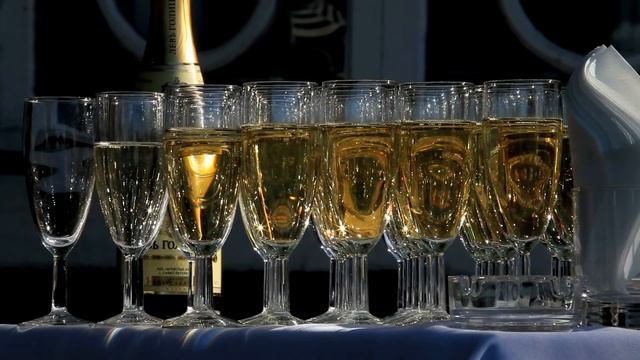 ФУТАЖ БОКАЛЫ С ШАМПАНСКИМ (вырезан из презентации) смотреть онлайн