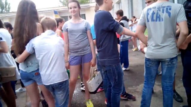 Незнакомый парень обнимает чью-то девушку смотреть онлайн