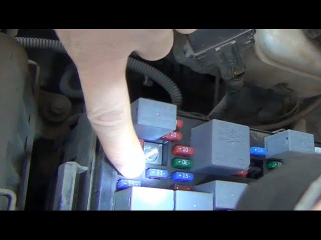 Замена предохранителя дальнего света фар в монтажном блоке под капотом KIA - Spectra смотреть онлайн