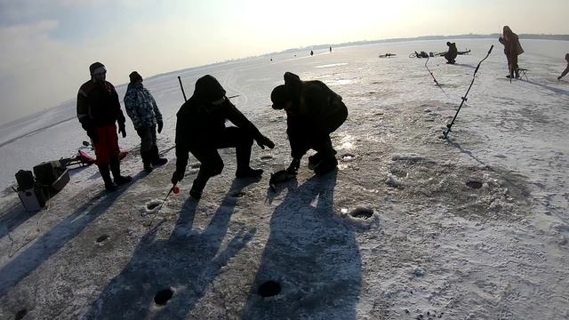 ВОЛШЕБНАЯ ЛУНКА! СУДАК ЗИМОЙ ЛОВЛЯ СУДАКА СО ЛЬДА зимняя рыбалка смотреть онлайн