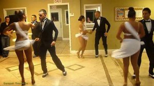 Посмотрите как они танцуют! Зажигаем!