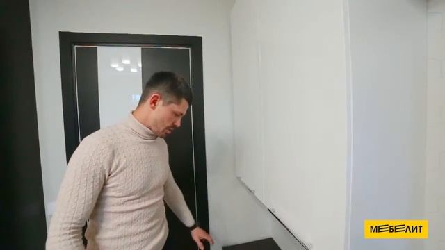 Кухня с фасадами эмаль и столешницей из листового камня смотреть онлайн