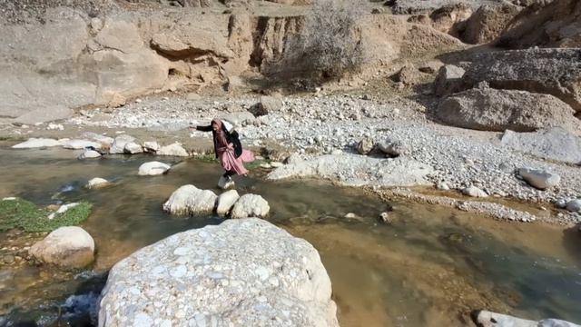 Crossing the raging river, the hidden shelter under the mountain: the dangers of nature смотреть онлайн