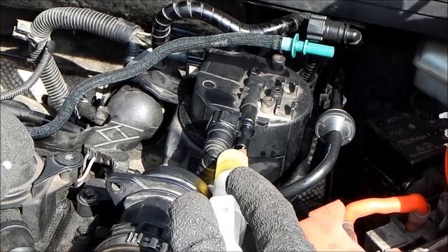 Jak wymienić filtr paliwa i odpowietrzyć Ford Fiesta 1.4 T.D.C.I. ( POLSKI ) смотреть онлайн