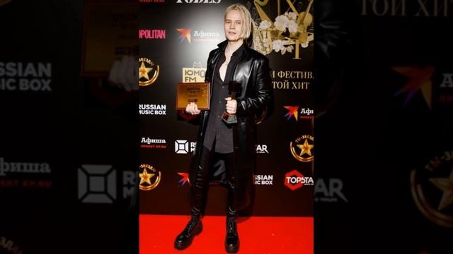 «А смотри, на ком он женат»: SHAMAN отмечает деревянную свадьбу смотреть онлайн