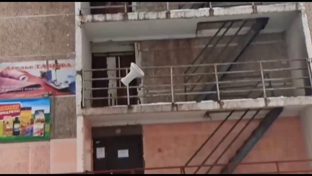 Уранили унетаз, типерь ни схадить в талчок смотреть онлайн