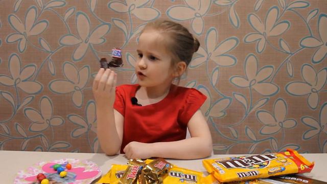 Сладости из АМЕРИКИ. Распаковка, сравнение, обзор. Miss Masha пробует SNICKERS, TWIX, M&M's из США смотреть онлайн