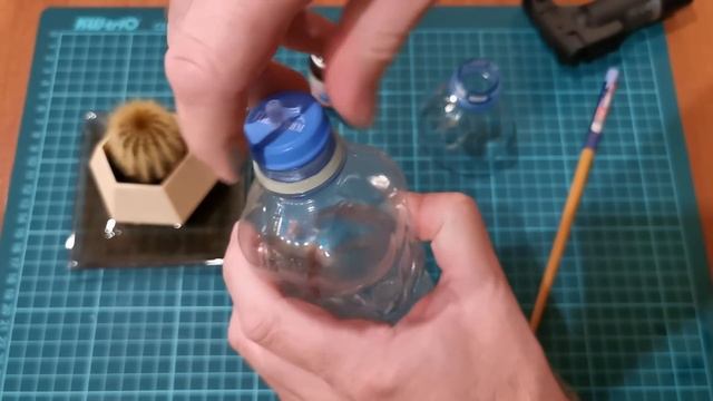 Как за 10 секунд сделать из крышки пластиковой бутылки очень удобную воронку-дозатор смотреть онлайн