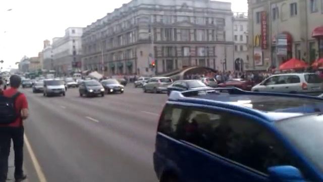 Водители сигналят, люди аплодируют. Минск, 15.06.2011 смотреть онлайн