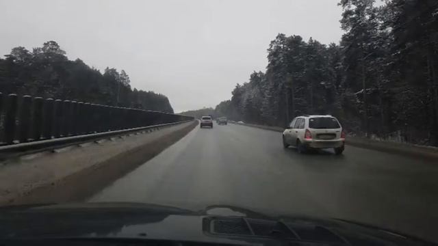 Не чистят Тюменский тракт 12 км, на дороге соль огромными кусками смотреть онлайн